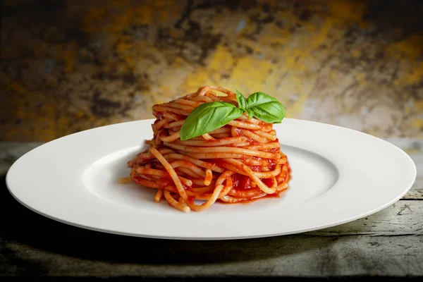 Nádobí Špagetovými Rajčaty Bazalkou Surovém Dřevě — Stock fotografie
