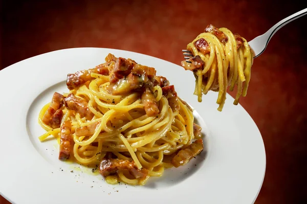 Widelec Talerz Spaghetti Carbonara Brązowym Nakrapianym Tle — Zdjęcie stockowe