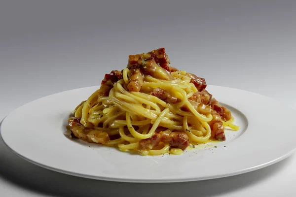 Placa Espaguete Carbonara Isolado Fundo Branco — Fotografia de Stock