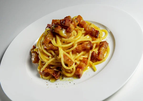 Piatto Spaghetti Carbonara Isolato Fondo Bianco — Foto Stock