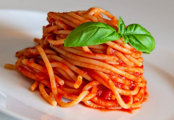 Dettaglio Piatto Con Spaghetti Pomodoro Basilico Isolato Fondo Bianco Foto Stock
