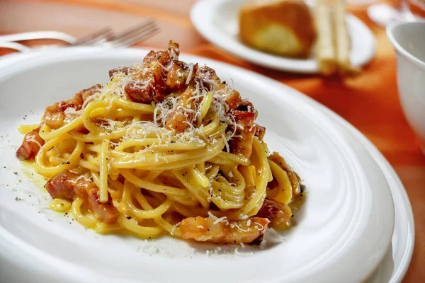 Dettaglio Piatto Con Spaghetti Carbonara Una Tavola Apparecchiata Immagine Stock
