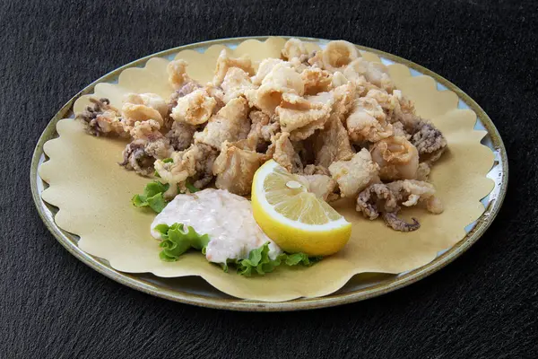 Piatto Rotondo Con Calamaro Fritto Con Salsa Spicchio Limone Pietra — Foto Stock