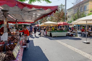 Graz, Avusturya - 26 Ağustos 2023: Kaiser-Josef-Platz 'daki çiftçi pazarında çeşitli tezgahlar