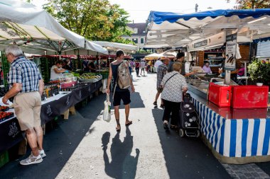 Graz, Avusturya - 26 Ağustos 2023: Kaiser-Josef-Platz 'daki çiftçi pazarında çeşitli tezgahlar