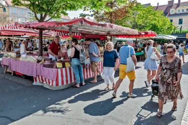 Graz, Avusturya - 26 Ağustos 2023: Kaiser-Josef-Platz 'daki pazarda salam, tütsülenmiş et ve peynir tezgahı
