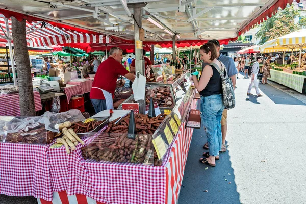 オーストリア グラーツ 2023年8月26日 サラミ カイザー ジョセフ プラッツの農家市場で肉とチーズを吸った — ストック写真