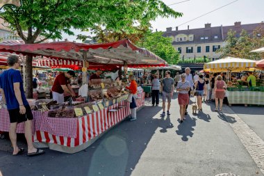 Graz, Avusturya - 26 Ağustos 2023: Kaiser-Josef-Platz 'daki pazarda salam, tütsülenmiş et ve peynir tezgahı
