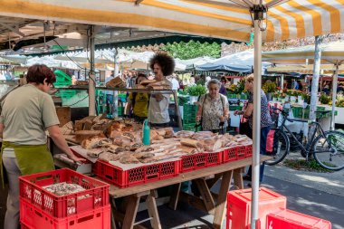 Graz, Avusturya - 26 Ağustos 2023: Kaiser-Josef-Platz 'daki çiftçi pazarında ekmek satışı