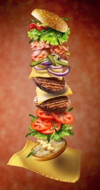 Benekli arka planda çift hamburger dikey olarak kırılmış.