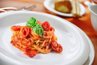 Masada domates ve fesleğenli spagetti.