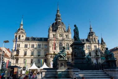 Graz, Avusturya - 26 Ağustos 2023: Habsburg Arşidükü John 'un fıskiyesi ve Rathaus sarayının belediye binasındaki merkez şehir meydanı Hauptplatz manzarası