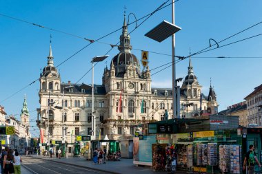 Graz, Avusturya - 26 Ağustos 2023: Rathaus binasının bulunduğu merkez şehir meydanı Hauptplatz manzarası