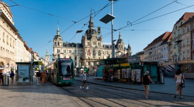 Graz, Avusturya - 26 Ağustos 2023: Rathaus binasının bulunduğu merkez şehir meydanı Hauptplatz manzarası