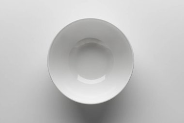 Beyaz arkaplanda izole edilmiş beyaz çay fincanının üst görünümü