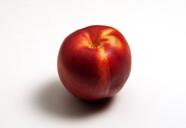 Beyaz arka planda izole edilmiş tam olgun nektarin.