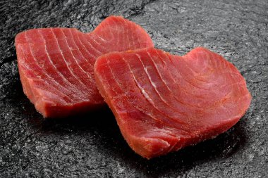 İki dilim çiğ ton balıklı fileto.