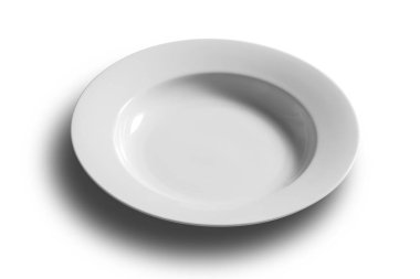 Beyaz zemin üzerindeki boş beyaz çorba tabağı beyaz zemin üzerinde izole