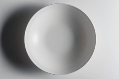 Beyaz arka planda izole edilmiş beyaz çorba tabağının üst görüntüsü