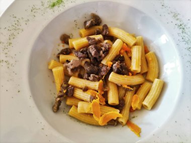 Detaylı tabağın üst görüntüsü et soslu makarna ve balkabağı ile