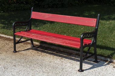 Park yolunda demir ve kırmızı boyalı ahşap döşeme