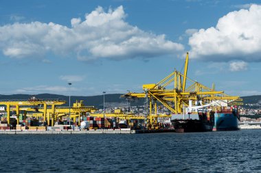 Trieste, İtalya - 7 Haziran 2023: Kargo gemileri Trieste Limanı yükleme iskelesine yanaştı: boşaltma konteynırları