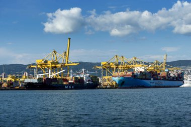 Trieste, İtalya - 7 Haziran 2023: Kargo gemileri Trieste Limanı yükleme iskelesine yanaştı: boşaltma konteynırları
