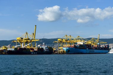 Trieste, İtalya - 7 Haziran 2023: Kargo gemileri Trieste Limanı yükleme iskelesine yanaştı: boşaltma konteynırları