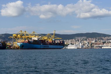 Trieste, İtalya - 7 Haziran 2023: Kargo gemileri Trieste Limanı yükleme iskelesine yanaştı: boşaltma konteynırları
