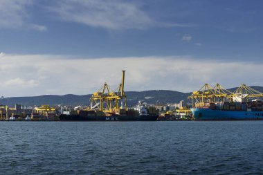 Trieste, İtalya - 7 Haziran 2023: Kargo gemileri Trieste Limanı yükleme iskelesine yanaştı: boşaltma konteynırları