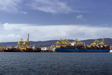 Trieste, İtalya - 7 Haziran 2023: Kargo gemileri Trieste Limanı yükleme iskelesine yanaştı: boşaltma konteynırları
