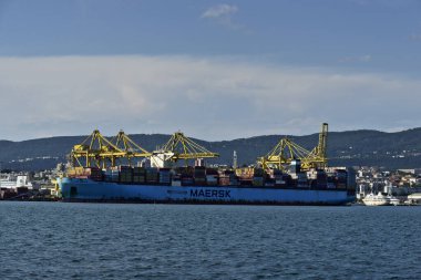 Trieste, İtalya - 7 Haziran 2023: Kargo gemileri Trieste Limanı yükleme iskelesine yanaştı: boşaltma konteynırları