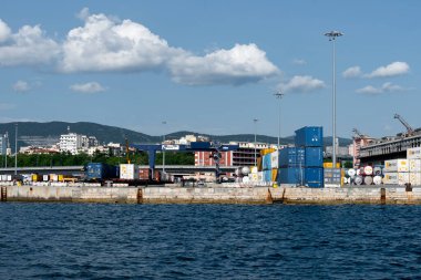 Trieste, İtalya - 7 Haziran 2023: Trieste limanında konteynırları bulunan Pier VII denizinden görüntü