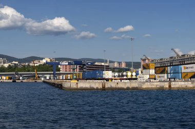 Trieste, İtalya - 7 Haziran 2023: Trieste limanında konteynırları bulunan Pier VII denizinden görüntü