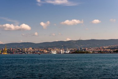 Trieste, İtalya - 7 Haziran 2023 Trieste limanına yanaşan yolcu gemilerinin görüntüsü