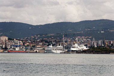 Trieste, İtalya - 7 Haziran 2023 Trieste limanına yanaşan yolcu gemilerinin görüntüsü