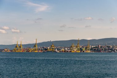 Trieste, İtalya - 7 Haziran 2023: Yükleme için vinçlerle Trieste Limanı VII. Pier 'in görüntüsü: