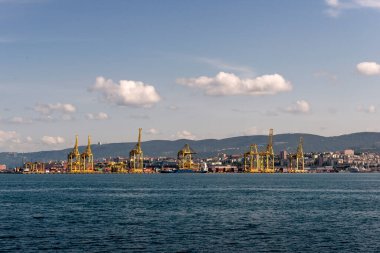 Trieste, İtalya - 7 Haziran 2023: Yükleme için vinçlerle Trieste Limanı VII. Pier 'in görüntüsü: