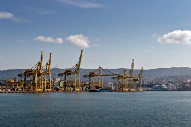 Trieste, İtalya - 7 Haziran 2023: Yükleme için vinçlerle Trieste Limanı VII. Pier 'in görüntüsü: