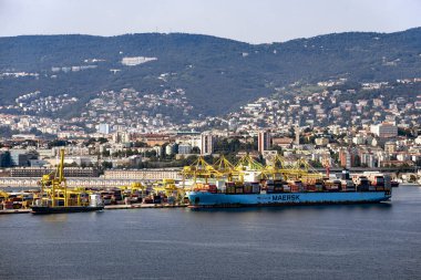 Trieste, İtalya - 7 Haziran 2023: Trieste Limanı yükleme / boşaltma konteynırlarının Pier VII 'ye yanaşan kargo gemilerinin görüntüsü
