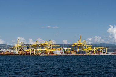 Trieste, İtalya - 7 Haziran 2023: Yükleme için vinçlerle Trieste Limanı VII. Pier 'in görüntüsü: