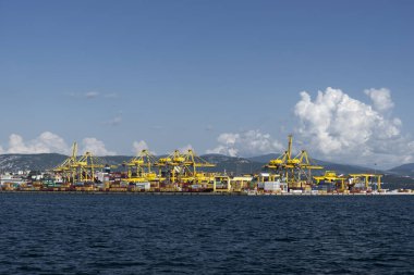 Trieste, İtalya - 7 Haziran 2023: Yükleme için vinçlerle Trieste Limanı VII. Pier 'in görüntüsü: