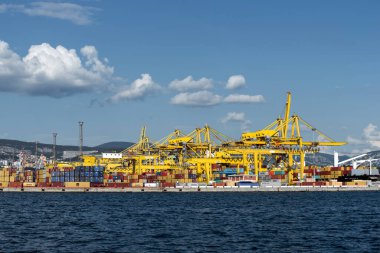 Trieste, İtalya - 7 Haziran 2023: Yükleme için vinçlerle Trieste Limanı VII. Pier 'in görüntüsü: