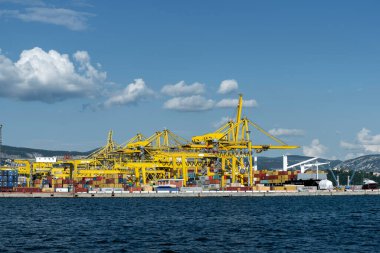Trieste, İtalya - 7 Haziran 2023: Yükleme için vinçlerle Trieste Limanı VII. Pier 'in görüntüsü: