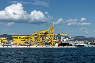 Trieste, İtalya - 7 Haziran 2023: Yükleme için vinçlerle Trieste Limanı VII. Pier 'in görüntüsü: