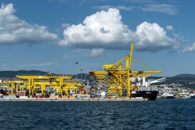 Trieste, İtalya - 7 Haziran 2023: Yükleme için vinçlerle Trieste Limanı VII. Pier 'in görüntüsü: