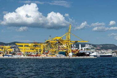 Trieste, İtalya - 7 Haziran 2023: Yükleme için vinçlerle Trieste Limanı VII. Pier 'in görüntüsü: