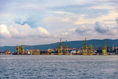 Trieste, İtalya - 7 Haziran 2023: Yükleme için vinçlerle Trieste Limanı VII. Pier 'in görüntüsü: