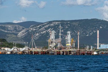 Trieste, İtalya - 7 Haziran 2023: Trieste limanının petrol ürünleri terminalinin görüntüsü
