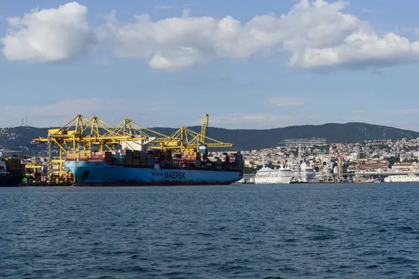 Trieste, İtalya - 7 Haziran 2023: Kargo gemileri Trieste Limanı yükleme iskelesine yanaştı: boşaltma konteynırları